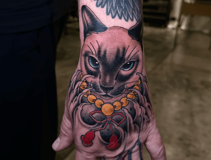 Primer plano de un tatuaje fresco mostrando los detalles de la línea y la saturación del color