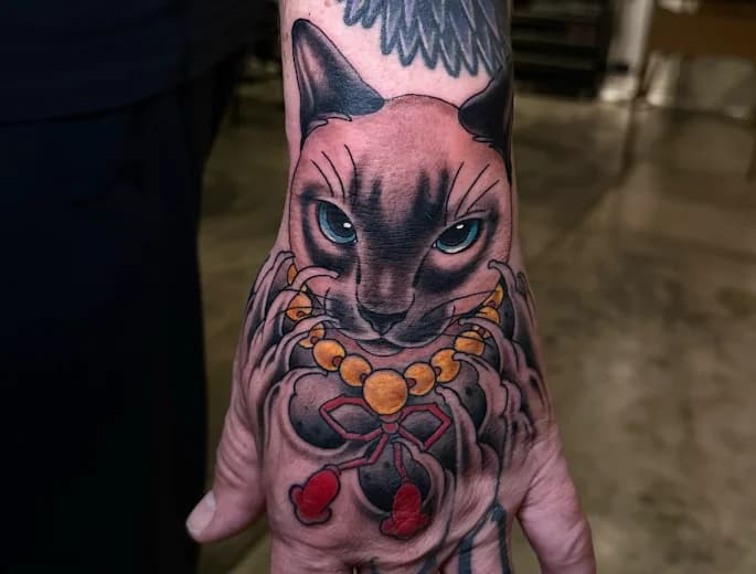 Primer plano de un tatuaje fresco mostrando los detalles de la línea y la saturación del color