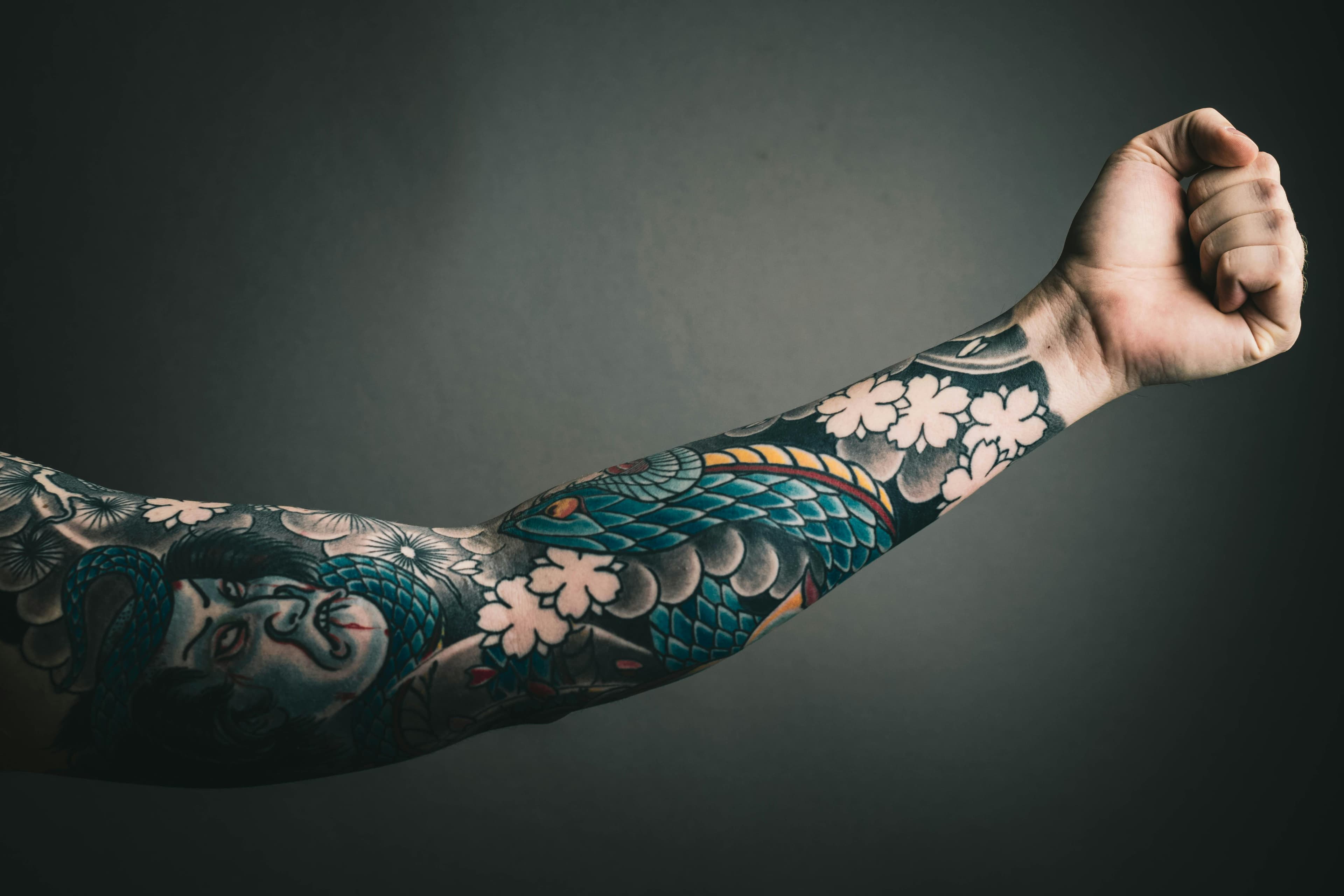 Interior de estudio de tatuaje boutique con iluminación cálida y detalles dorados