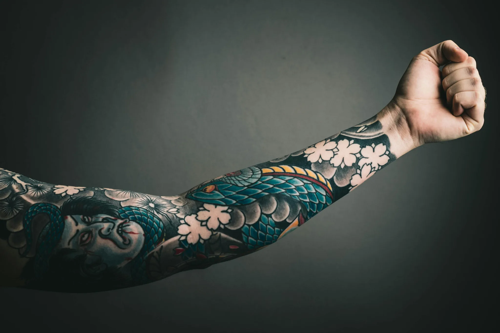 Interior de estudio de tatuaje boutique con iluminación cálida y detalles dorados